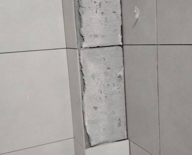 汉滨瓷砖空鼓维修公司分享下瓷砖施工前基层浇水润湿程度不足，可能导致以下问题